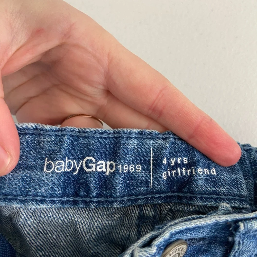 Baby GAP girl’s medium wash denim floral embroidered girlfriend jeans‎ 4 years